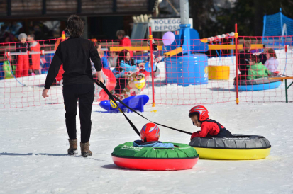 Famiglia che gioca al Family Park di Folgarida