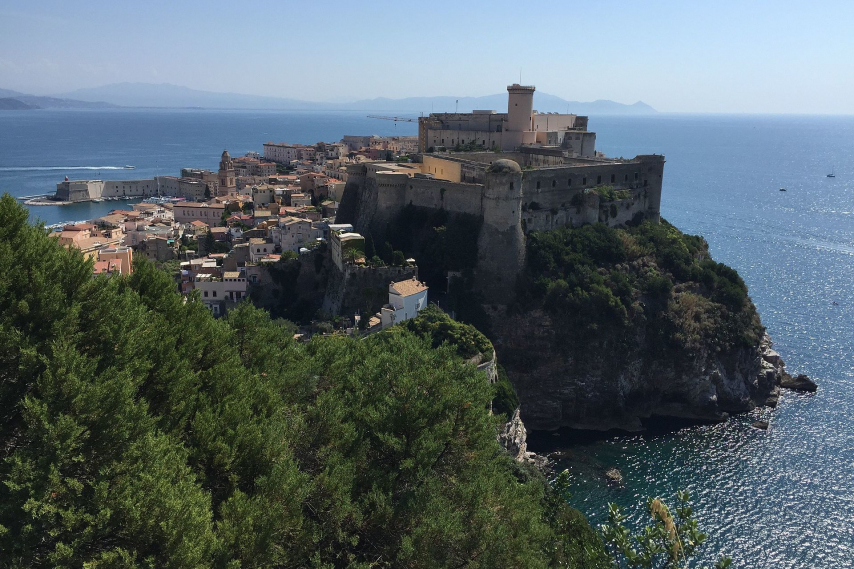 Gaeta_(castello_angioino)_da_monte_orlando