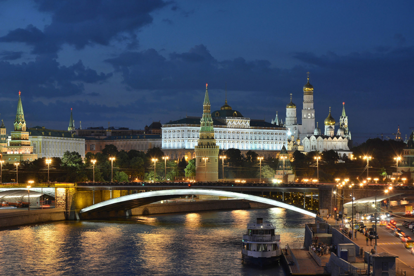 Moscow_Kremlin_and_Bolshoy_Kamenny_Bridge_late_evening_01