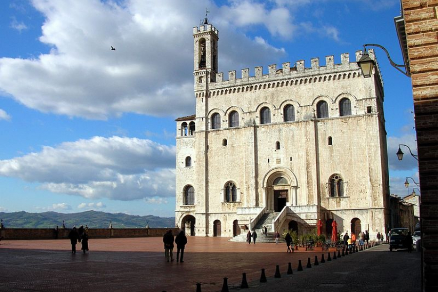 800px Gubbio_ _palazzo_dei_Consoli