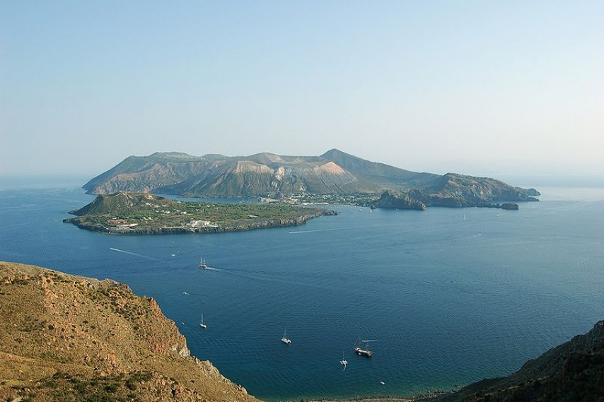 800px Vulcano_da_osservatorio_di_lipari